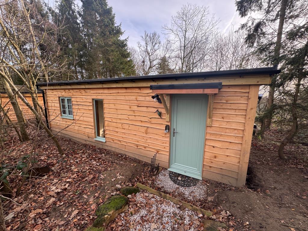 Lot: 43566 - COUNTRY ESTATE COMPRISING 5 BEDROOM MANOR HOUSE, WEDDING VENUE WITH 7 BEDROOM HOUSE, 6 ECO LODGES, 5 COTTAGES, 2 TENNIS COURTS, WORKSHOP AND ANCILLARY ACCOMMODATION - SET IN OVER 20 ACRES - Woodpecker Lodge